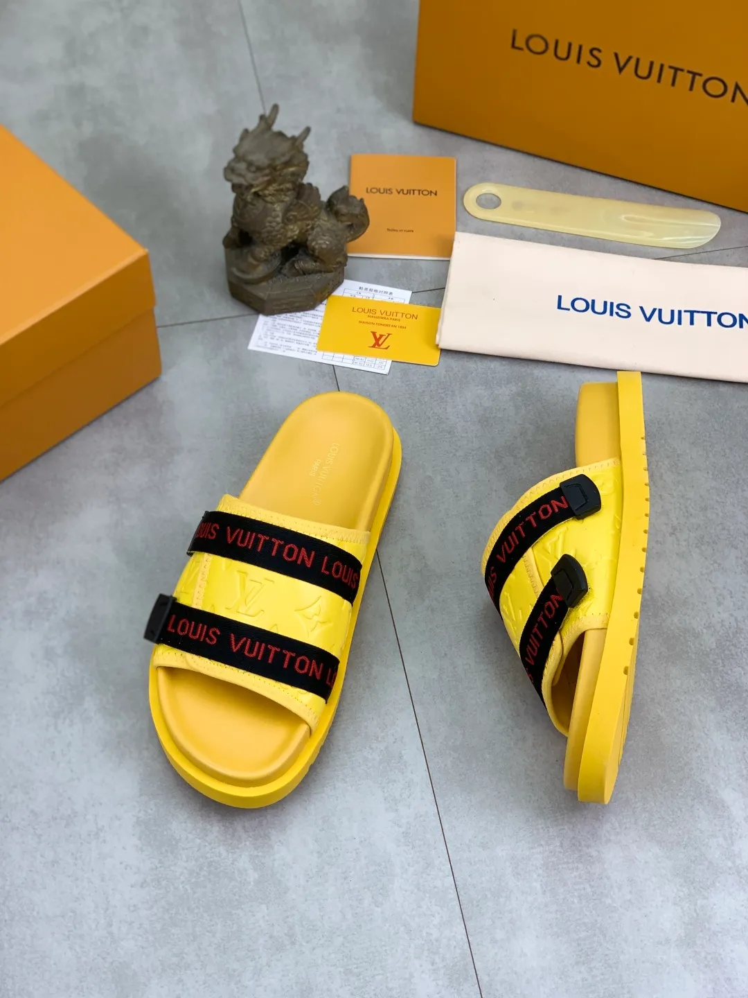 Men's shoes 💰P320💰【New style】🆘 Original quality 【LOUIS VUITTON】The popular Louis Vuitton LV men's slippers on the official website are on sale simultaneously! Original fabric imported from Italy, original factory special supply, code number: 38-44 (45 customized), many colors available